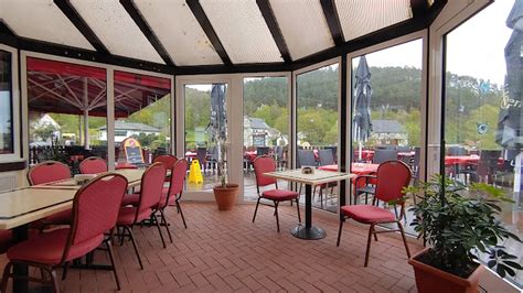 Außenansicht Waffelhaus Bad Wildungen mit Terrasse und ländlicher Einrichtung