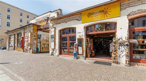 Außenansicht der Feinkost Leipzig mit Löffelfamilie