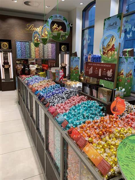 Außenansicht der Lindt Boutique Freiburg und Anfahrtsskizze