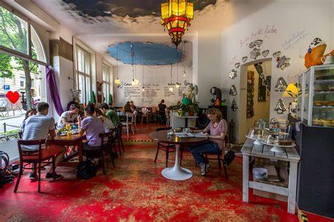 Außenansicht des Café Zimt und Zucker Stuttgart mit großen Fenstern und Altbaucharme