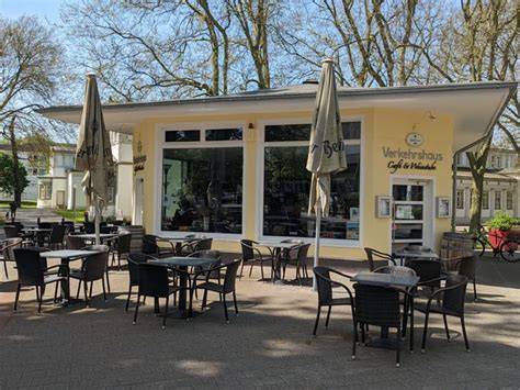 Außenansicht des Cafés mit Terrasse