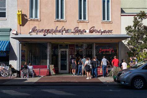 Außenansicht des Eiscafés mit Außenbestuhlung am Fliederplatz