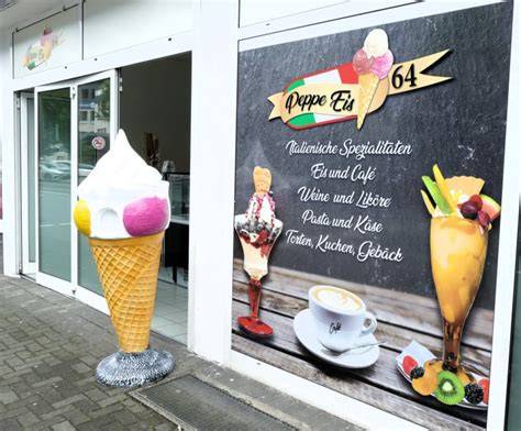 Außenansicht des Eiscafés mit Sitzgelegenheiten