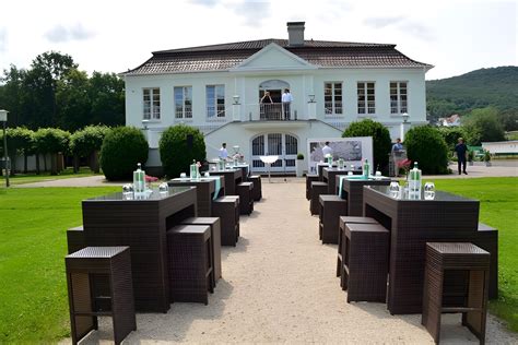 Außenansicht des R-Café Letmathe mit Blick auf die Lenne