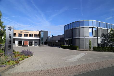 Außenansicht des Werksverkaufs in Rhede mit Wegbeschreibung Voßkamp 1