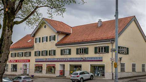 Außenansicht einer Confiserie in Holzkirchen mit Hinweis auf Öffnungszeiten