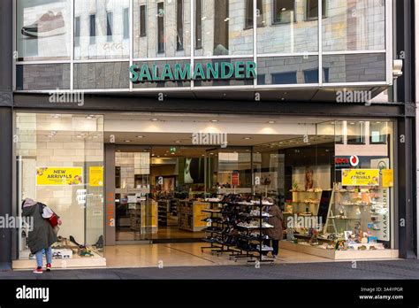 Außenansicht eines Waffel-Cafés in einer belebten Fußgängerzone