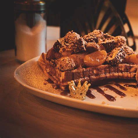 Außenansicht und Innenraum von Waffel Kingz Berlin Mariendorf mit Waffeln und Getränken