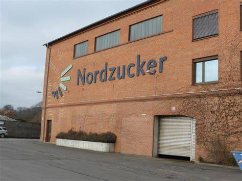 Außenansicht und Lage des Nordzucker Werks Uelzen mit Anbauflächen in der Region