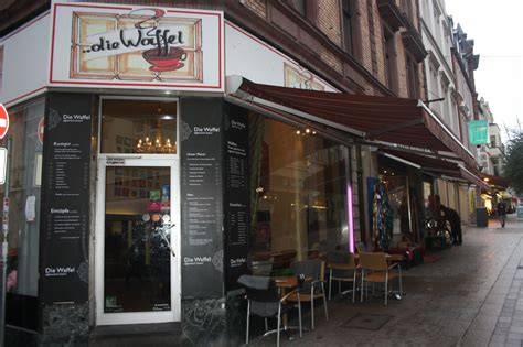 Außenansicht von Die Waffel Wiesbaden und Speisekartenübersicht