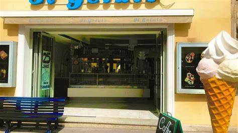Außenansicht von Gelato Buhl mit geöffnetem Eingang und Kunden vor dem Eiscafé