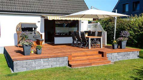 Außenbereich mit Terrasse und Gästen