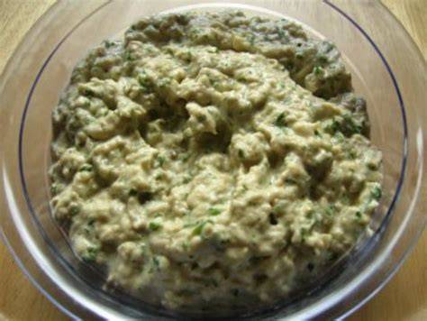 Auberginenpüree in Schale mit Joghurt-Textur