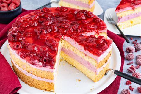 Aufbau: Blech, Backpapier, Gitter und gefrorene Torte für den Guss