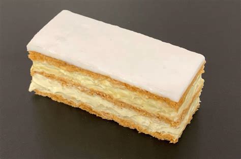 Aufbau der Cremeschnitte: Schichten aus Blätterteig, Vanillecreme und Fondant