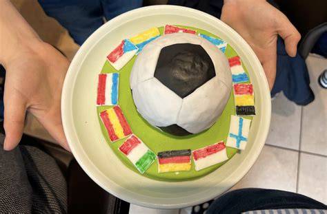 Aufbau der Fußballtorte: Schritte vom Boden über Füllung zur Kuppelform