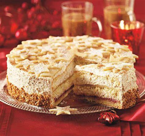 Aufbau der Nusstorte in Schichten (Biskuit, Nusssahne, Marzipan)