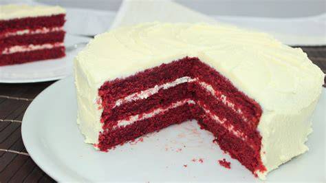Aufbau der Red Velvet Torte: 3 Böden mit Frischkäsecreme