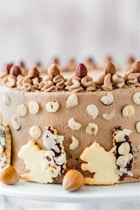 Aufbau der Toffifee-Nougat-Torte: Biskuit, Nougatsahne, Haselnüsse und Toffifee-Deko
