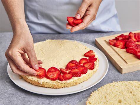 Aufbau der Torte: Marmelade, Vanillecreme, Erdbeerscheiben