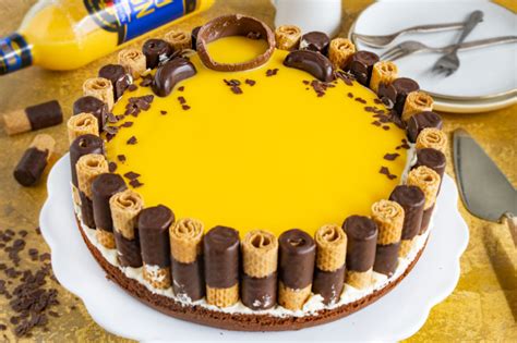 Aufbau der Torte mit Waffelröllchen und Creme