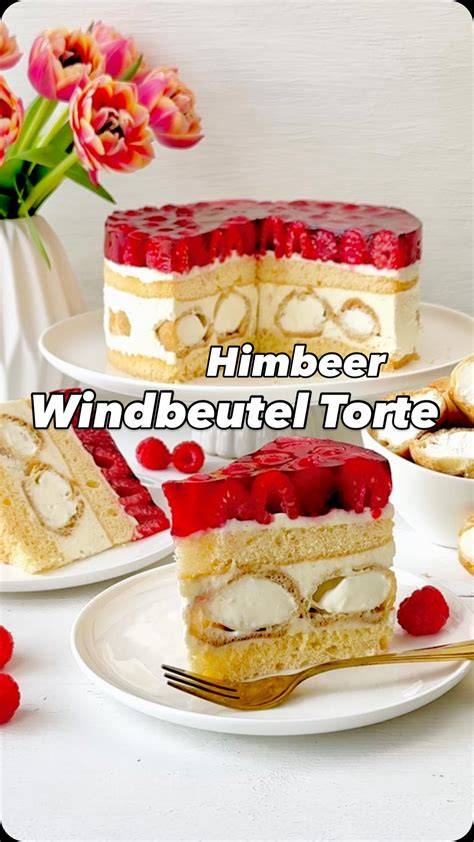 Aufbau der Windbeuteltorte mit Biskuit, Windbeuteln und Schokomousse