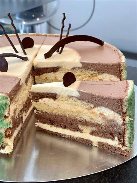 Aufbau des Törtchens: Schichten - Keksboden, Mousse, Glasur, Deko