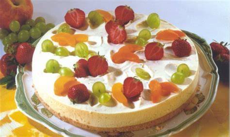 Aufbau einer Crème fraîche-Torte: Boden, Creme, Früchte