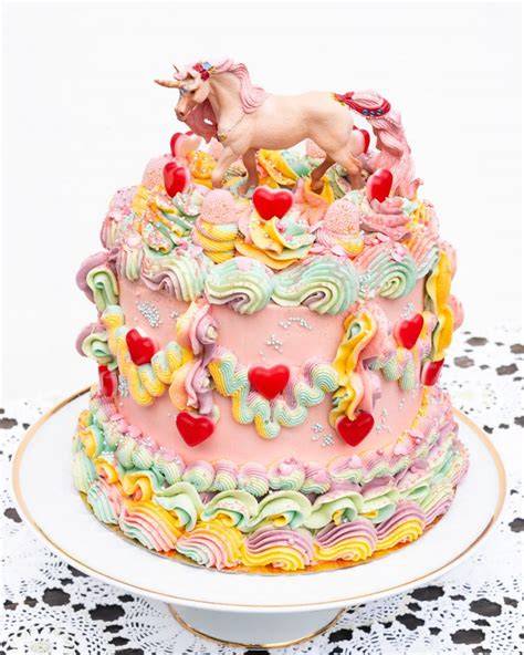Aufbau einer Einhorn Torte mit Cremefüllung