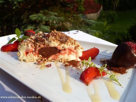 Aufbau einer Eisbombe mit Schokolade-, Vanille- und Erdbeereisschicht
