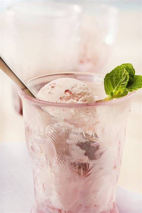 Aufbau einer Himbeer-Baiser-Creme im Glas mit Minze garniert