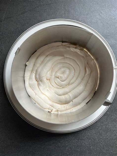 Aufbau einer geschichteten Milchmädchen‑Torte im Tortenring