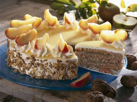 Aufbau einer mehrschichtigen Apfel Nuss Torte (Skizze)