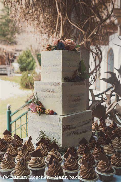Aufbau einer mehrstöckigen Hochzeitstorte mit Säulen und Cakeboards