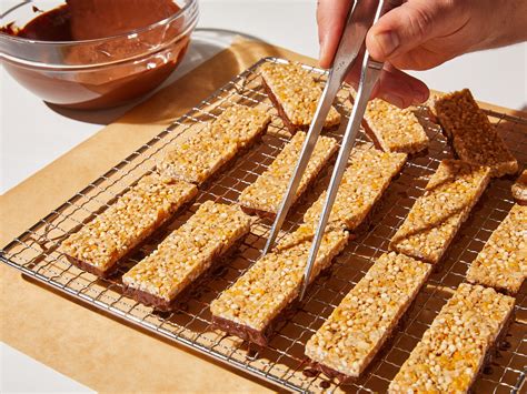 Aufbau eines Corny Riegels (Schokolade über Getreideflocken & Crispies)