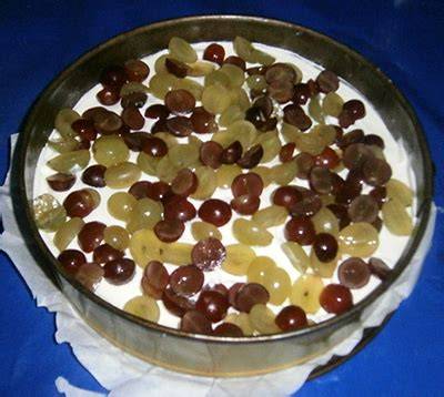 Aufbau eines Weintrauben-Pudding-Kuchens: Boden, Puddingcreme, Trauben, Guss
