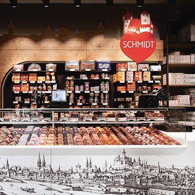 Aufbau und Auswahl der Köstlichkeiten in einer Lebkuchen Schmidt Festtagstruhe