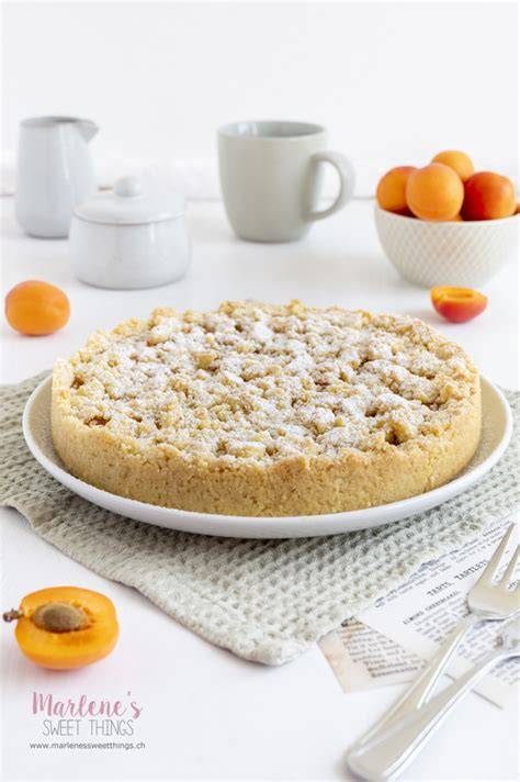 Aufbau veganer Kuchen: Boden, Creme, Aprikosen, Streusel (Infografik)