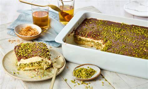 Aufbau-Schritte: Kadayif, Pistaziencreme, Mascarpone, Schokolade