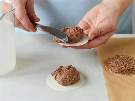Aufbringung der Lebkuchenmasse auf Oblaten