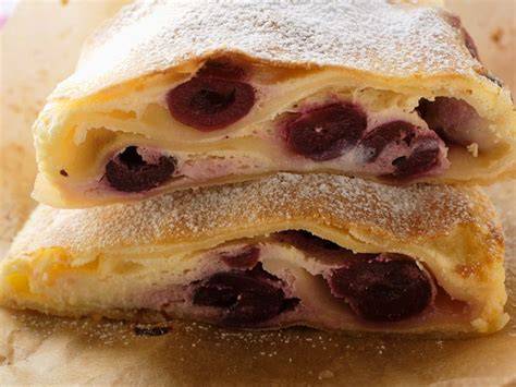 Aufgebackener Kirschstrudel mit Vanillepudding