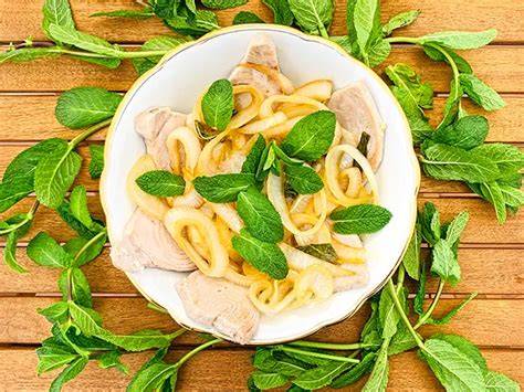 Aufgemandelter Spargelflan auf Trüffelölspiegel mit Minze und Parmesanspänen