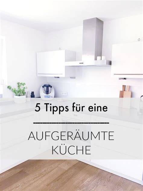 Aufgeräumte Küche mit verschiedenen Eismaschinen