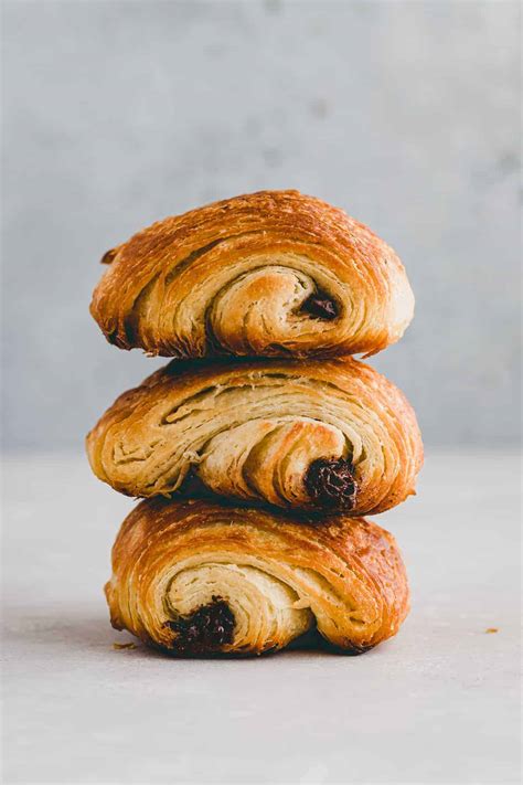 Aufgerollte Pains au chocolat vor dem Backen