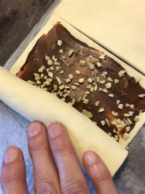 Aufgerollte Teigplatte mit Schokocreme, vor dem Schneiden
