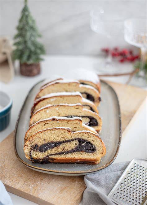 Aufgerollter Mohnstollen mit Marzipanfüllung aufgeschnitten