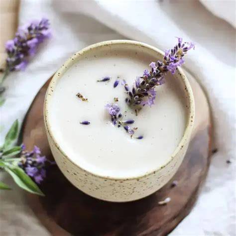 Aufgeschäumte Milch mit Lavendelblüten garniert