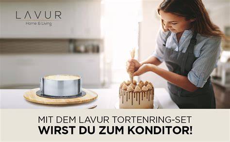 Aufgeschichtete Torte im Tortenring vor dem Kühlen