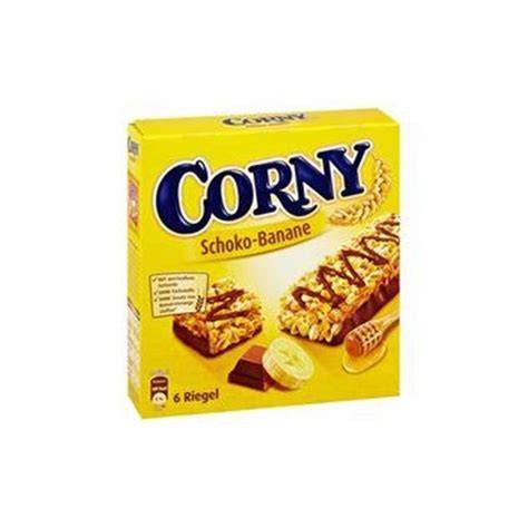 Aufgeschichtete Zutaten von Corny Schoko-Banane: Milchschokolade, Bananenstücke, Getreidecrispies