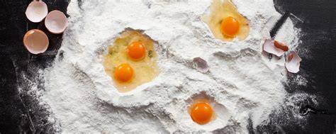 Aufgeschlagene Eier beim Backen